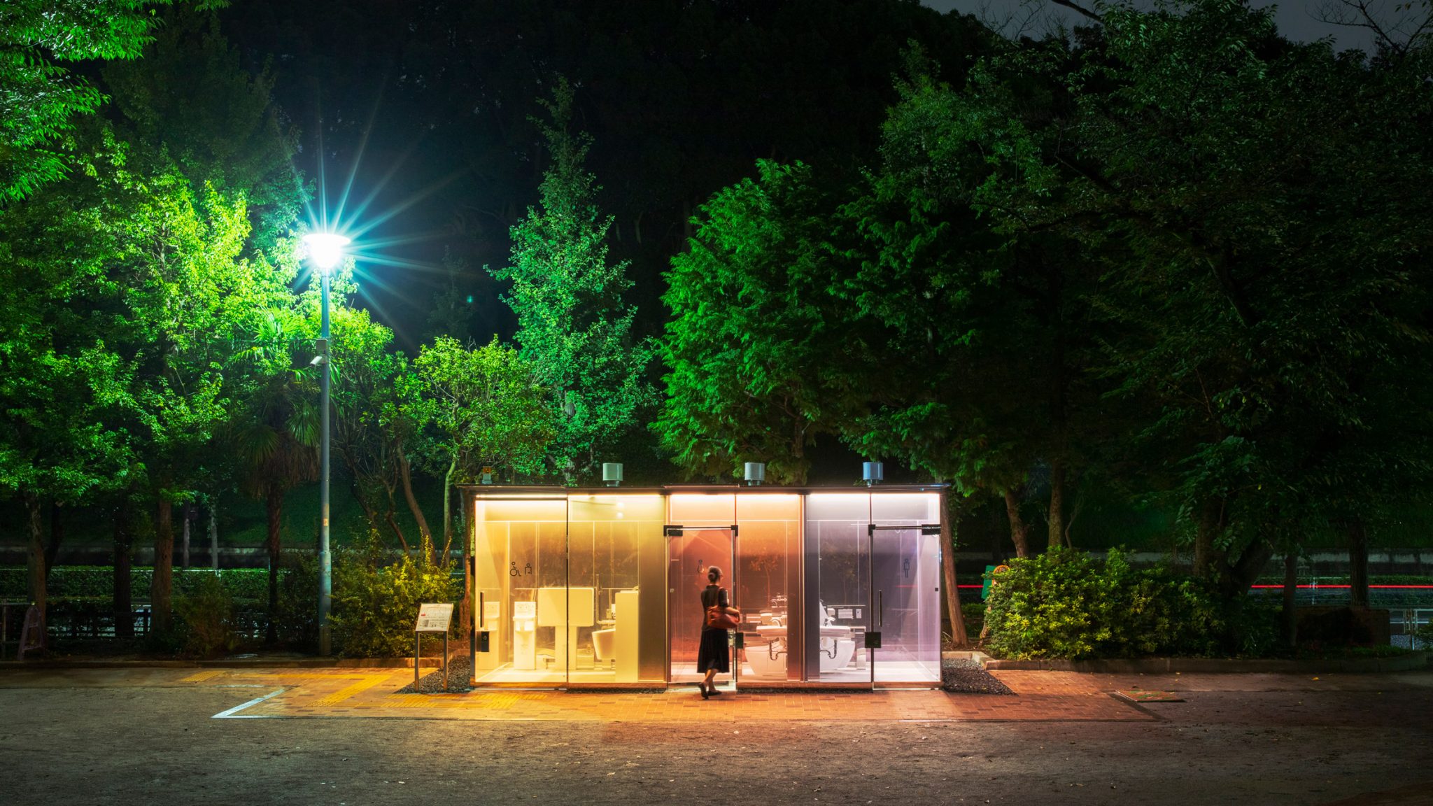 שיגרו באן עיצב שירותים ציבוריים שקופים בטוקיו