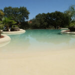 חברה ספרדית בונה בריכות שנראות כמו נווה מדבר