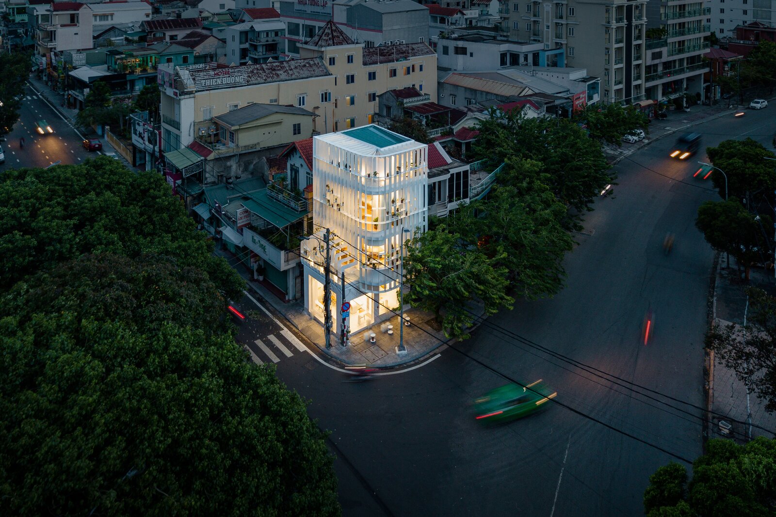 בית משפחה בוייטנאם עם בית הקפה שלהם