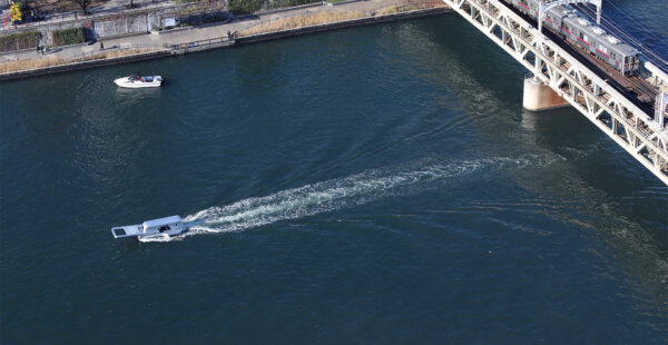 ספינה הפותחת בריצ' רצ' נהר בטוקיו