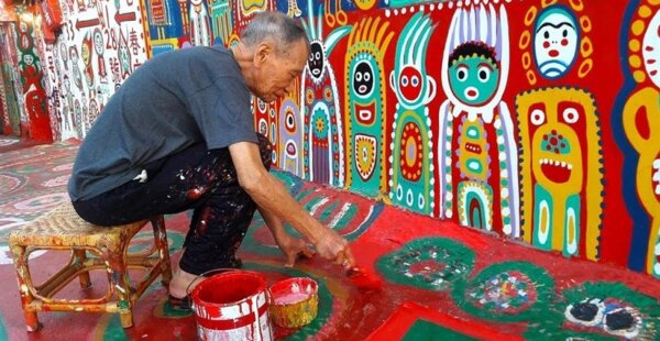 סבא בן 96 צייר על קירות הכפר הנטוש שלו והציל אותו מהריסה