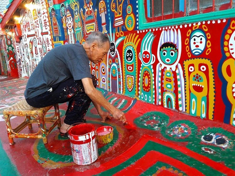 סבא בן 96 צייר על קירות הכפר הנטוש שלו והציל אותו מהריסה
