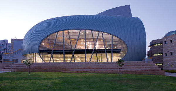 דוד נופר – אדריכלות של מסה, מסע ומעש: פתיחות, צבע, הומור ושינוי מוסכמות