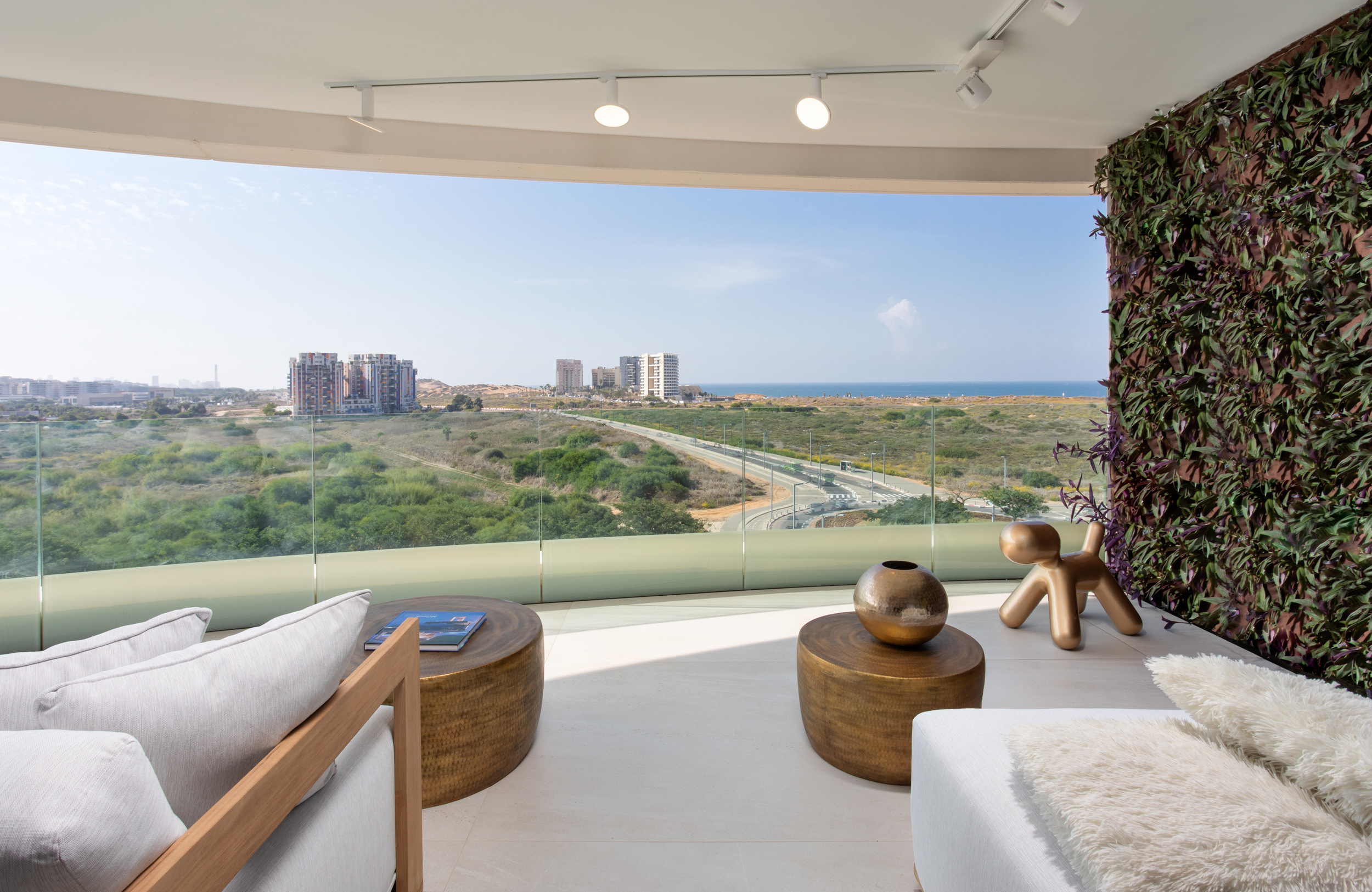 דירה תל אביבית עם נוף פנורמי לים