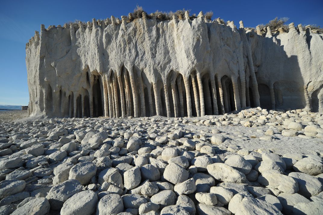 העמודים המוזרים שבאגם Crowley Lake בקליפורניה