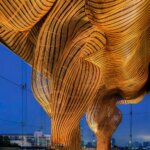 עמודי ראטאן משתרגים ומתנשאים בחלל מסעדה בבנגקוק