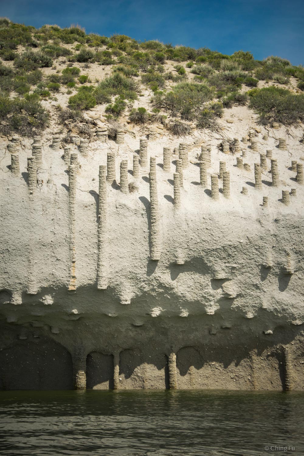 העמודים המוזרים שבאגם Crowley Lake בקליפורניה D+A Magazine