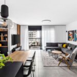 דרמטית, מזמינה ונינוחה: דירת קבלן שהפכה לבית משפחתי מרהיב