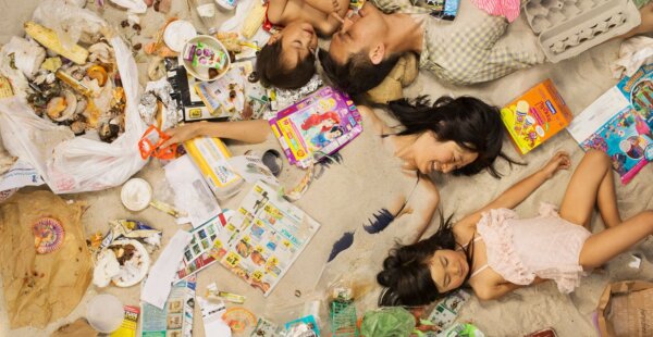 7 ימים של זבל: צלם תיעד משפחות ואת הזבל שלהם