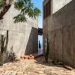 בית הבטון La Casa del Sapo משקיף אל האוקיינוס במקסיקו