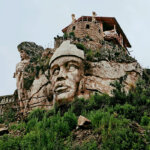 פסלים של אלים אנדיים קדומים, נחצבו עתה בהר בפרו