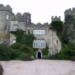 המוסיקאית Enya מתבודדת בטירה עתיקה