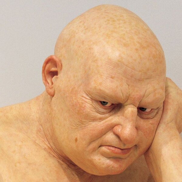 לידה, פחד, חמלה: הפיסול של Ron Mueck חי כמו החיים