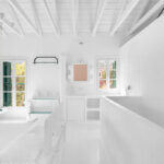 בית ורוד הבנוי מקופסאות פוליסטירן משומשות