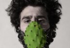 אמן פלסטיני מצייר בשכם תקווה על עלי צבר
