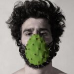 אמן פלסטיני מצייר בשכם תקווה על עלי צבר