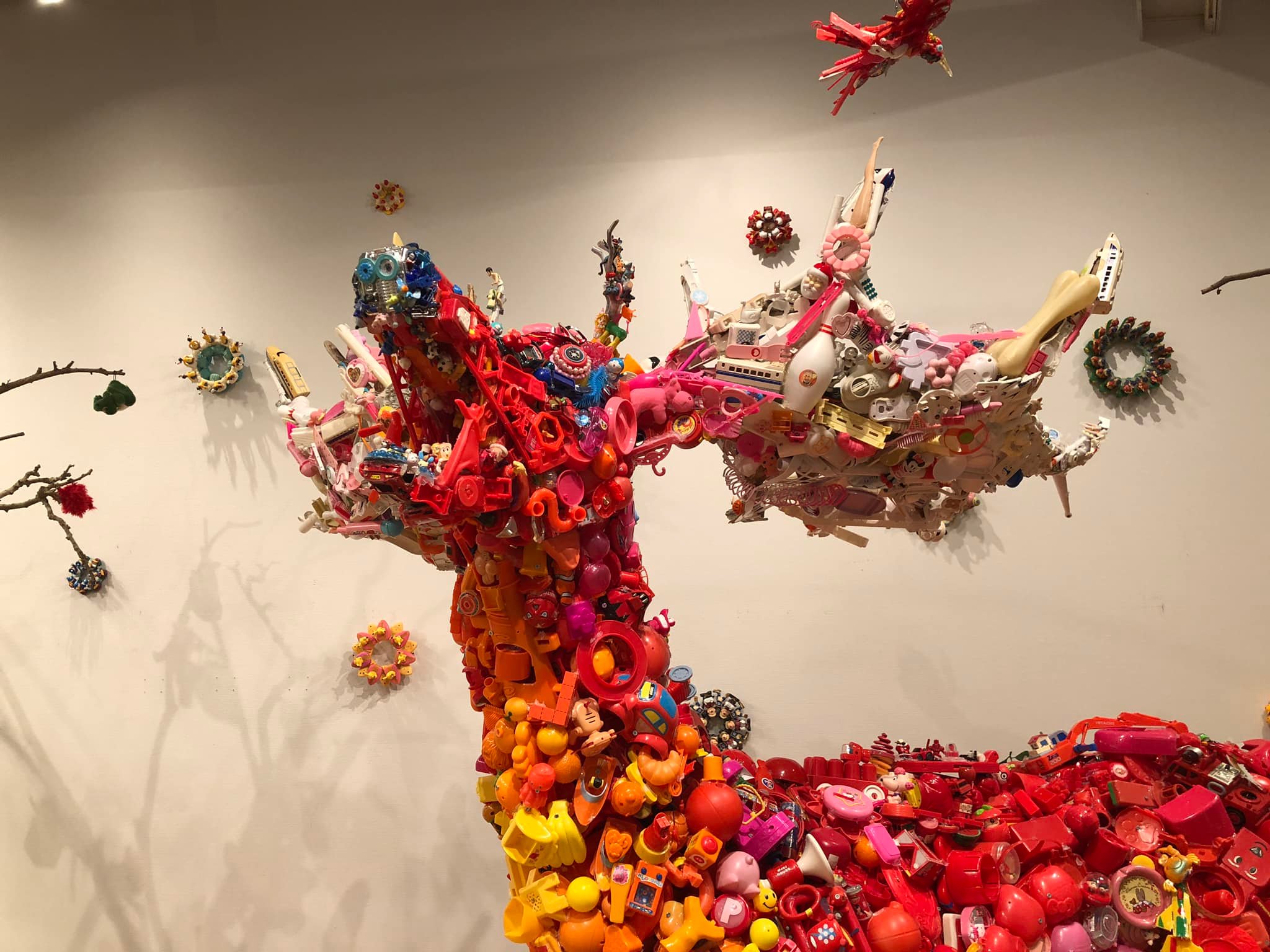 מיצב אמנות של Hiroshi Fuji עם 50,000 צעצועים ממוחזרים
