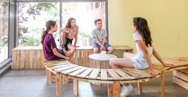 רהיטים ממוחזרים בבית הספר האנתרופוסופי, זומר, רמת-גן