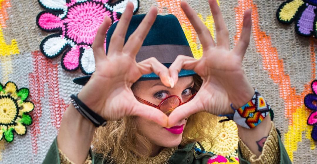 מהו הז'אנר החדש והפופולארי "הפצצת חוטים Yarn Bombing"?