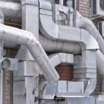 הבית הזה משמיע צליל של סקסופון בלילה