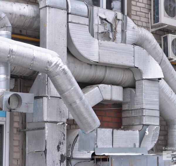 הבית הזה משמיע צליל של סקסופון בלילה