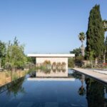 שני בתים בשרון, עם מערכת יחסים בין החללים לדיירים