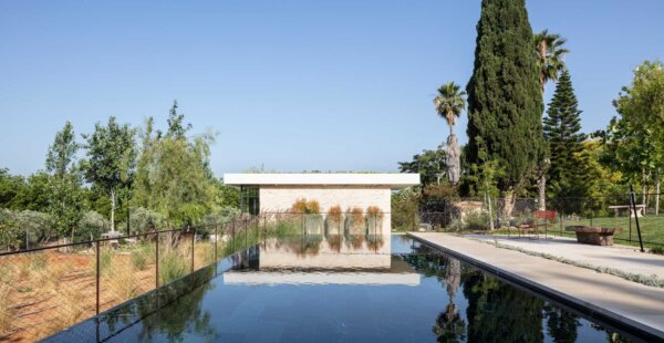 שני בתים בשרון, עם מערכת יחסים בין החללים לדיירים