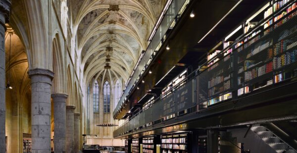 אחת מחנויות הספרים היפות בעולם Selexyz Dominicanen in Maastricht