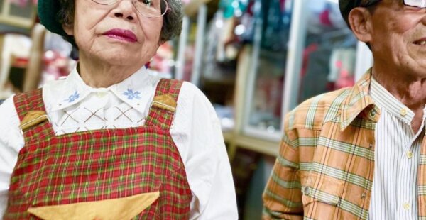 זוג קשישים טייוואנים בני 80 הצטלמו בבגדים שנשכחו במכבסה שלהם
