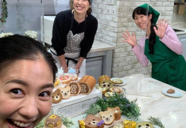 אמא יפנית אופה כיכרות לחם בהשראת הציורים של ילדה