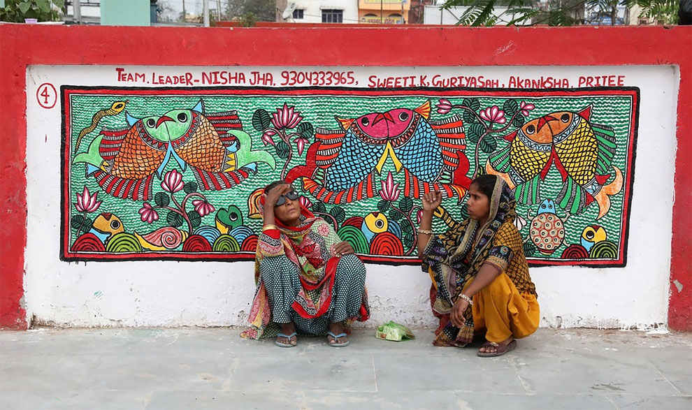 מאות אמנים הודים קשטו תחנת רכבת דועכת, ביצירות אמנות מסורתיות