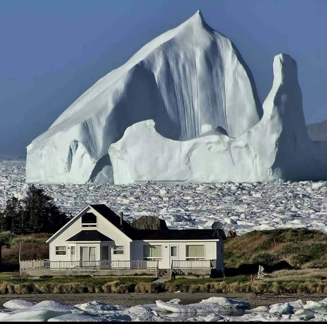 בסמטת הקרחונים הופיע קרחון ענק, היכן שטבעה הטיטאניק