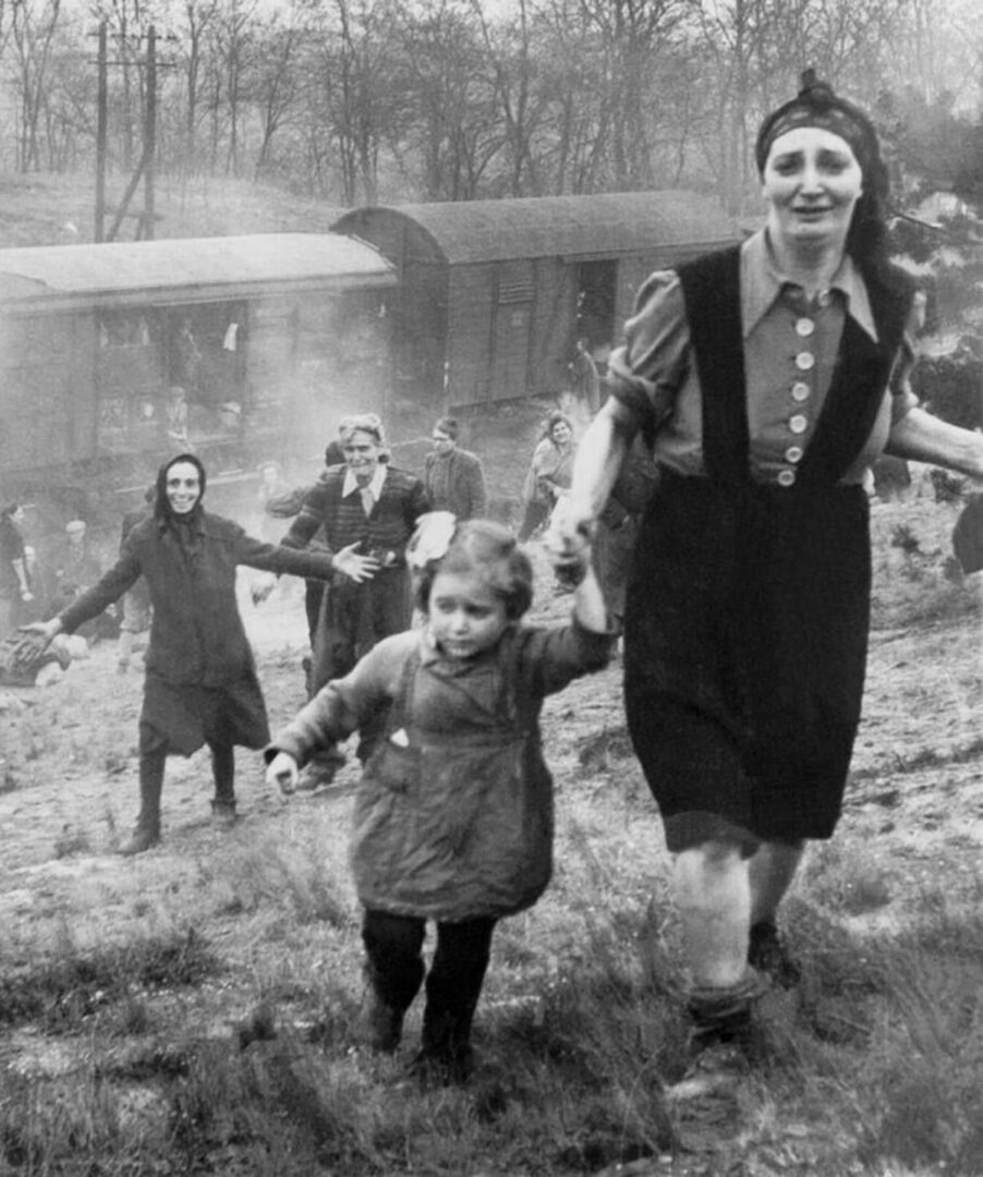 הסיפור האמיתי של רכבת ניצולי השואה – יום שישי, 13 באפריל, 1945