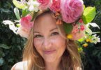 אמנית שוזרת קולאז'ים צבעוניים מפרחים וצמחים