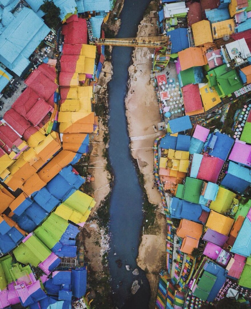 הכפר KAMPUNG PELANGI בצבעי הקשת באינדונזיה