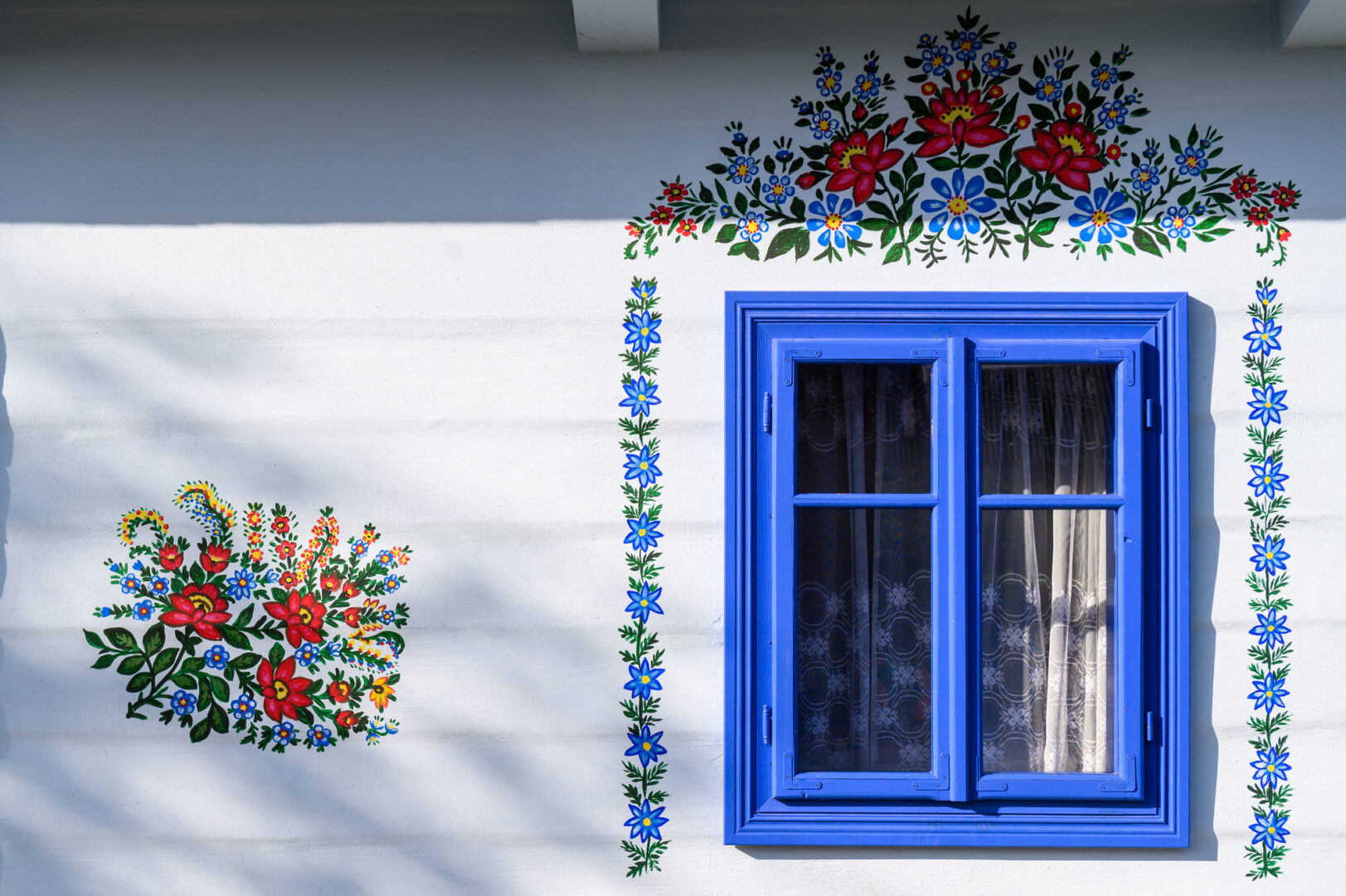 הכפר בפולין שפרחים מצוירים על כל בתיו