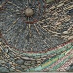 בני זוג יוצרים קירות סלע אמנותיים