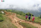 בכפר בווייטנאם, ילדים חוצים את הנהר בדרך לבית הספר, בשקיות פלסטיק