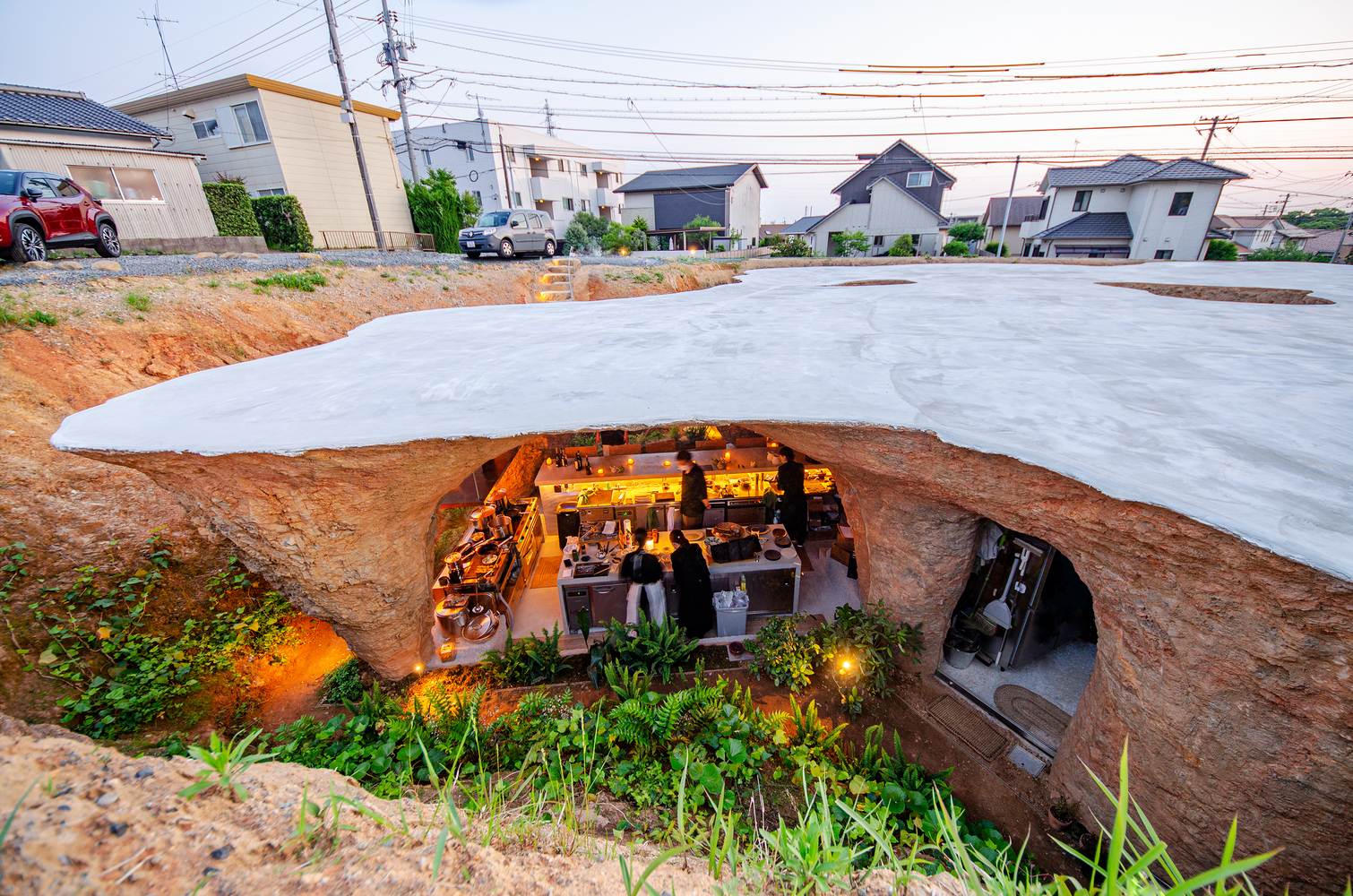 בית ומסעדה המפוסלים באדמה / junya ishigami + associates