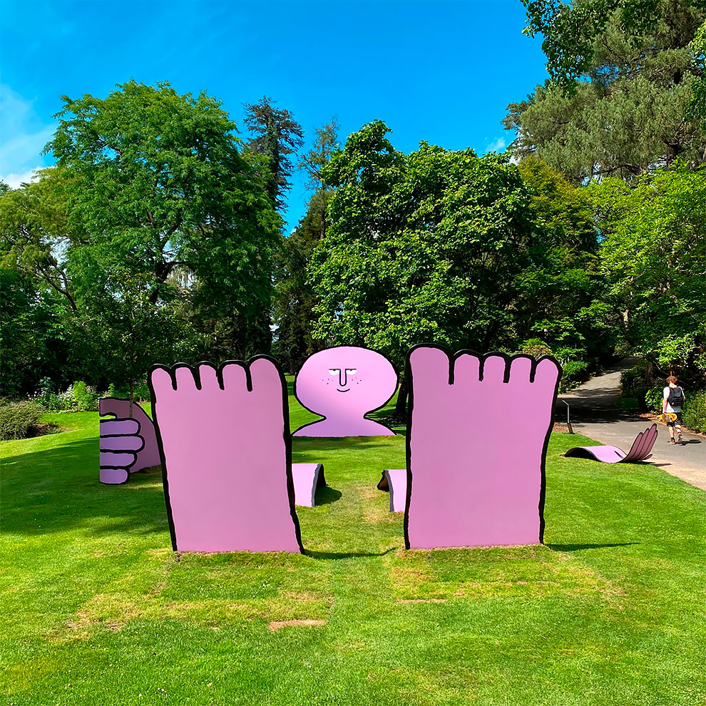 פיסול סביבתי שובב, בסגנון קומי: האמן הצרפתי Jean Jullien