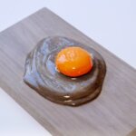 את הקפה הזה לא תוכלו לשתות – זה רק פסל עץ