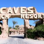 מלון מערות סופר קיטשי בסגנון פארק היורה במצרים