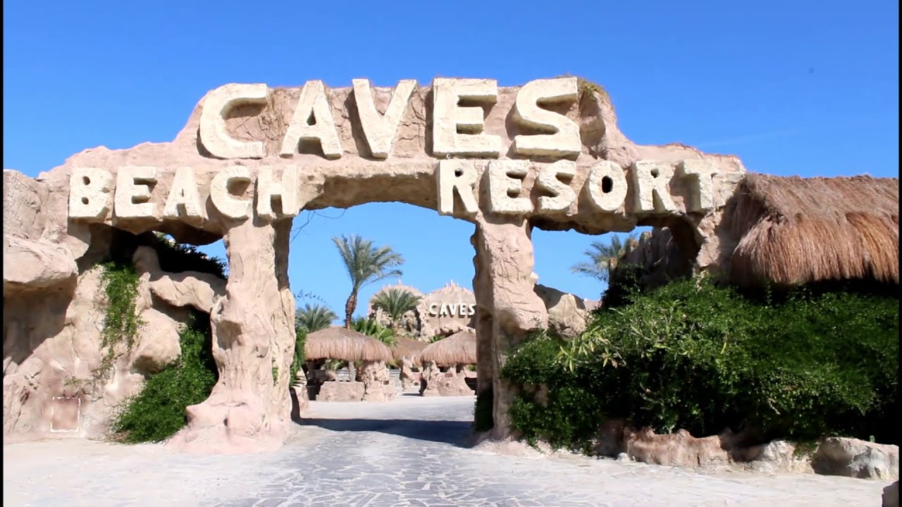 מלון מערות סופר קיטשי בסגנון פארק היורה במצרים