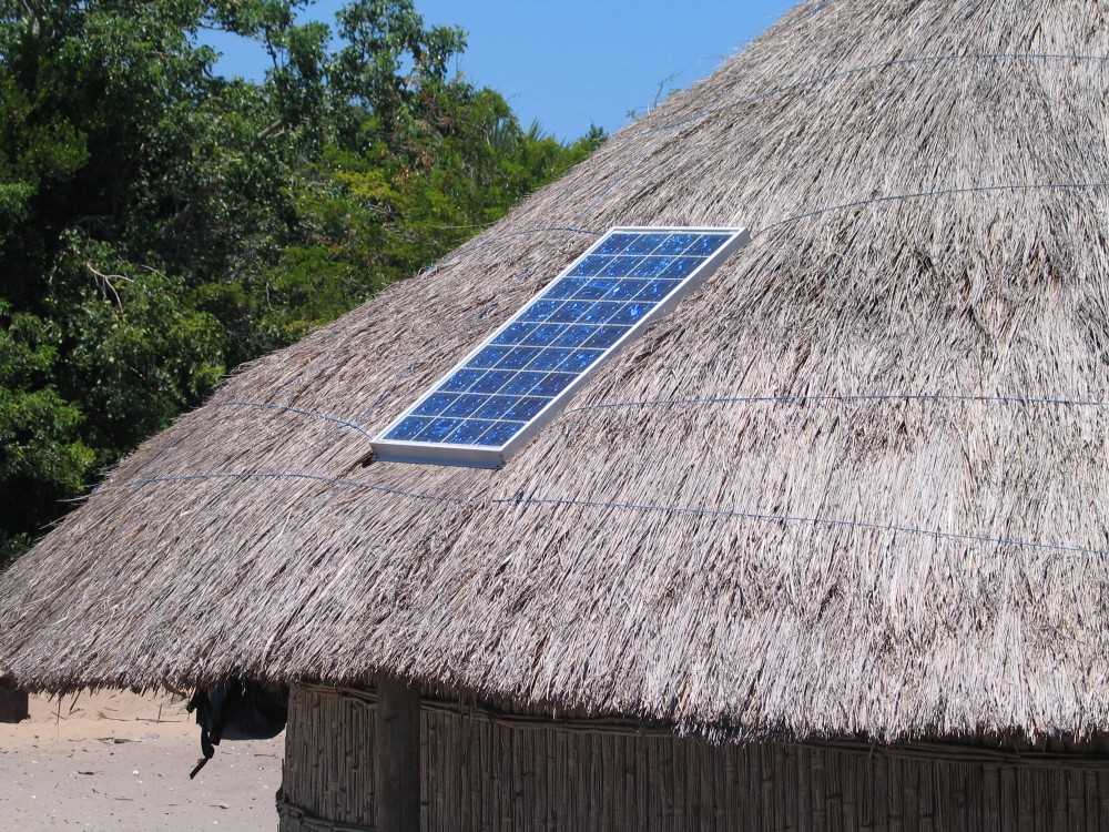 נשים אפריקאיות עם חמורים, מביאות אנרגיה סולארית לנזקקים