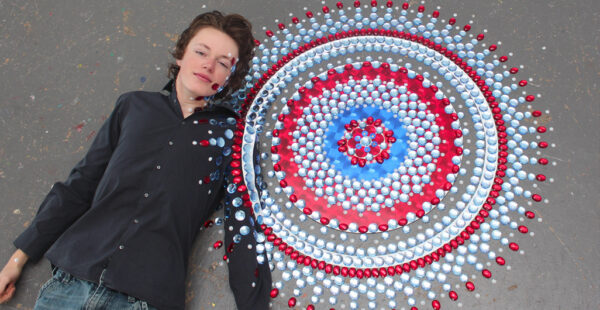 אמנית התקינה שטיח מסנוור מתכשיטים, בארמון המלוכה של אמסטרדם