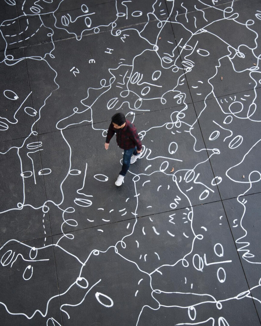 אפשר ליצור עולמות שלמים עם קו אחד בשחור לבן / Shantell Martin
