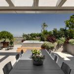 שכבות של אור בדירת דופלקס / נועה קופרמן