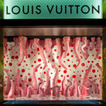 רובוטים של Yayoi Kusama מנקדים חנויות חדשות של לואי ויטון בניו-יורק ופאריז