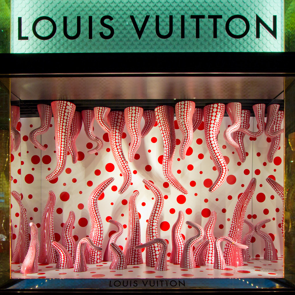 רובוטים של Yayoi Kusama מנקדים חנויות חדשות של לואי ויטון בניו-יורק ופאריז