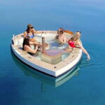 שוטו לכם במרחבי הים, בג'קוזי מחומם וצף